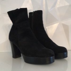 Varda Black Suede Women’s Booties Sz 6